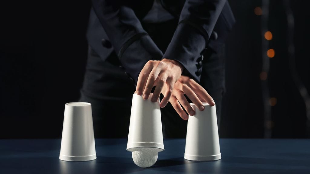 Oletko koskaan nähnyt taikatemppua, jossa pallo piilotetaan yhden kupin alle, mutta se taianomaisesti ilmestyy lopultatoisen kupin alta? Miten se on mahdollista?