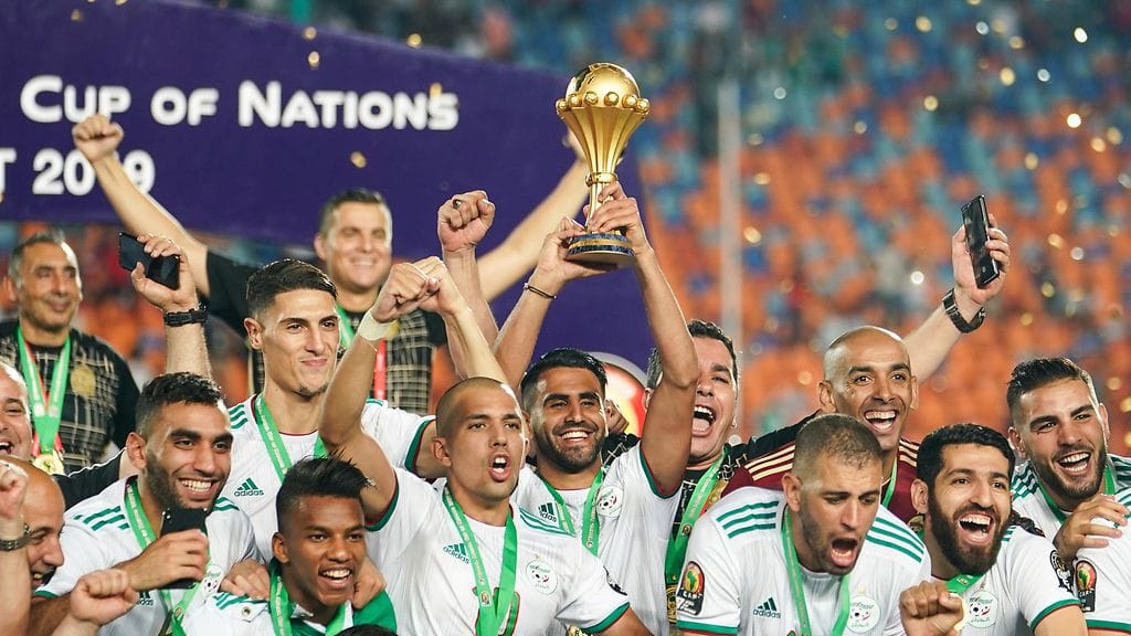 Algerian pelaajat juhlivat villisti Afrikan mestaruutta.