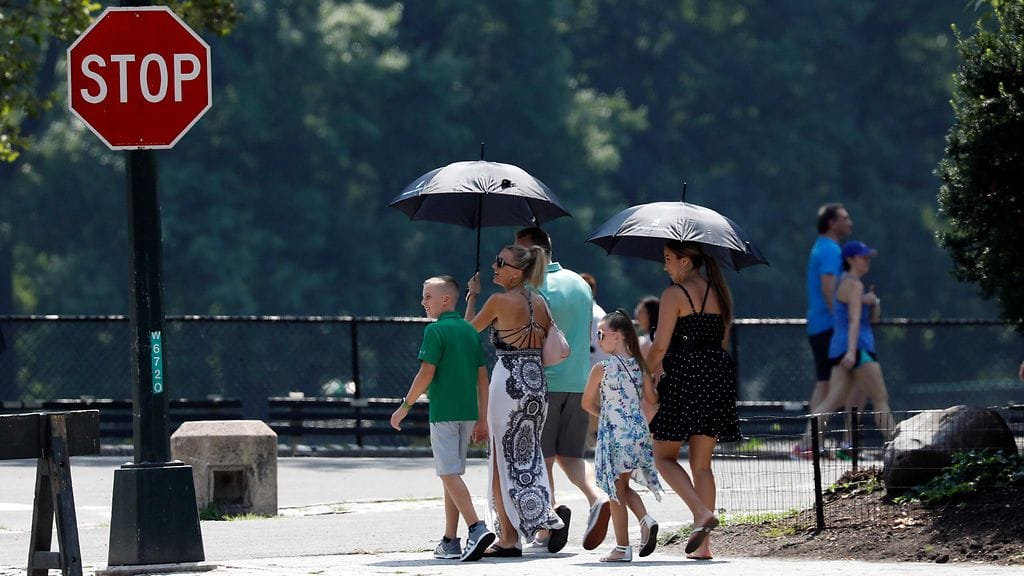New Yorkin kaupungissa on peruttu kesätapahtumia helteen takia. Pormestari kehottaa ottamaan tilanteen vakavasti.