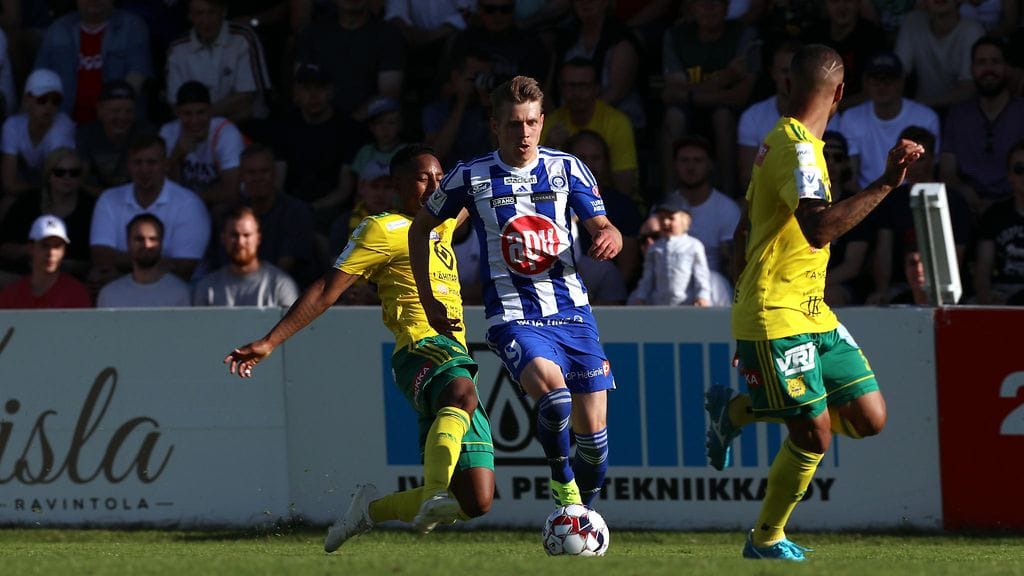 HJK:n Riku Riski jallitteli Ilveksen pelaajia Veikkausliigan ottelussa.