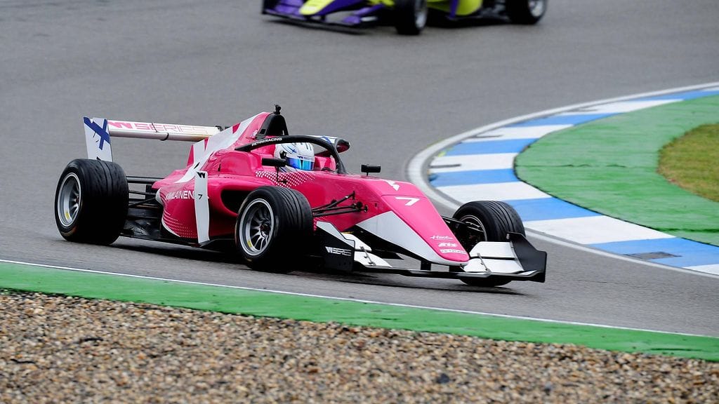 Emma Kimiläinen oli hienosti neljäs W Seriesin kokeilukilpailussa.