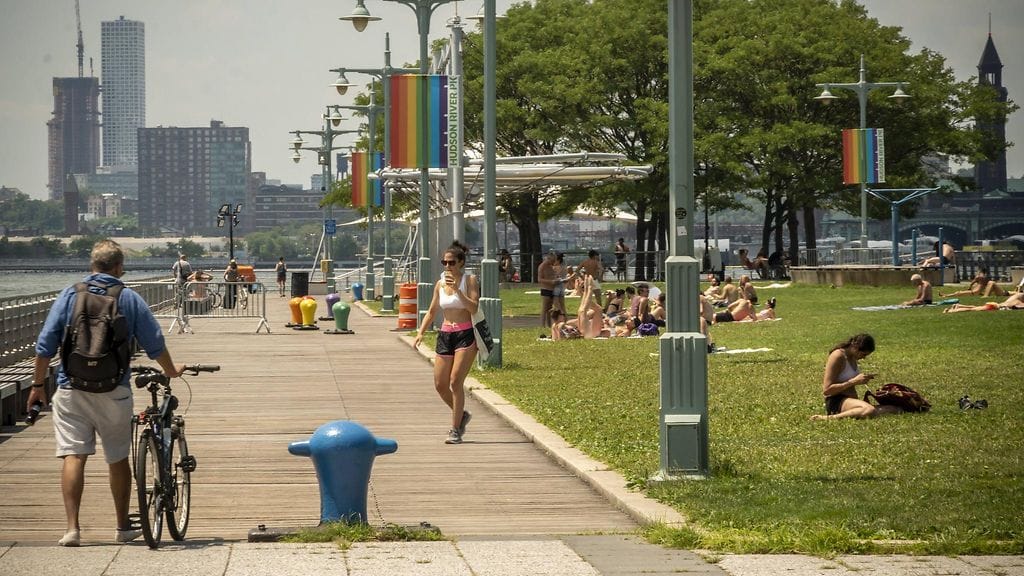 Newyorkilaiset viettivät hellepäivää Hudson River Parkissa sunnuntaina.