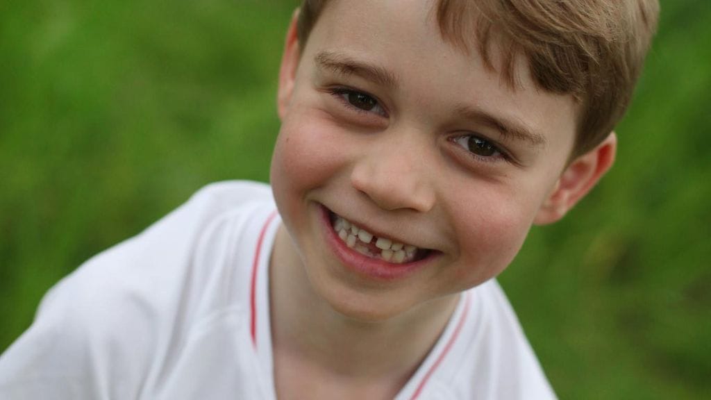 Tältä prinssi George näytti vuosi sitten syntymäpäiväpotretissaan.