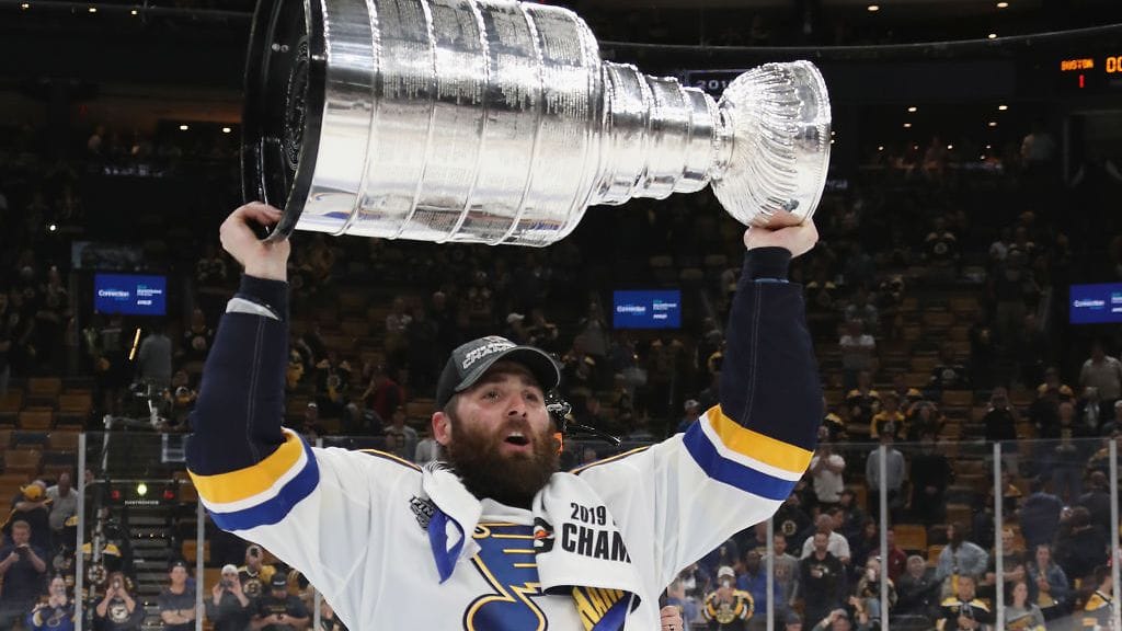 St. Louis Bluesin Patrick Maroon pääsi nostamaan Stanley Cupia.