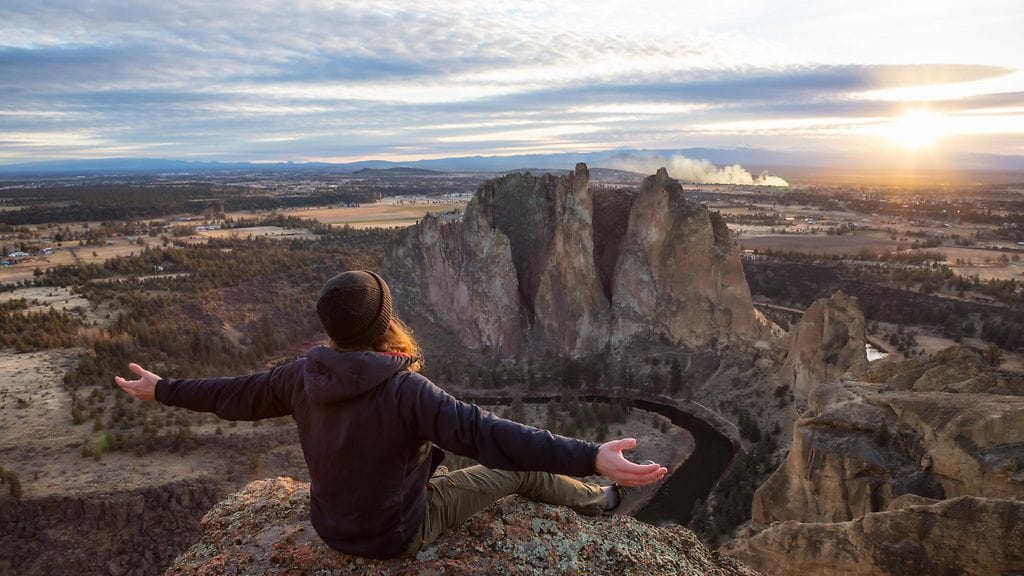 Kalliolta hyppäävän somevaikuttajan video ei ollut aivan sitä, miltä näytti. Kuvituskuva.