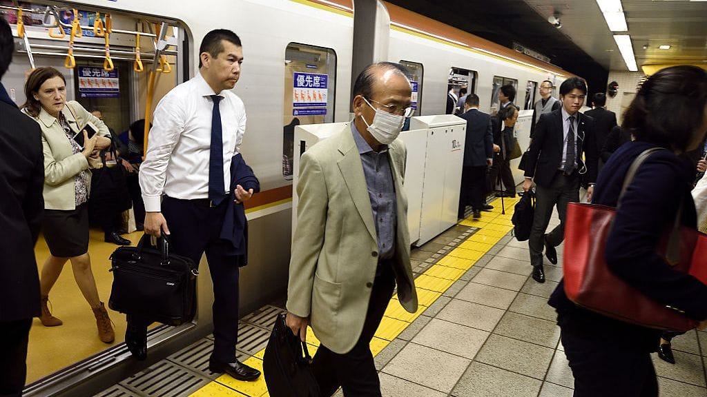 Tokion metrossa riittää ruuhkaa joka päivä.