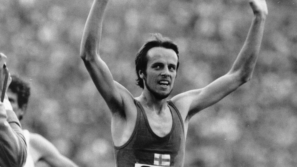 Lasse Viren tuuletti 10 000 metrin juoksun voittoa Münchenin olympialaisissa.