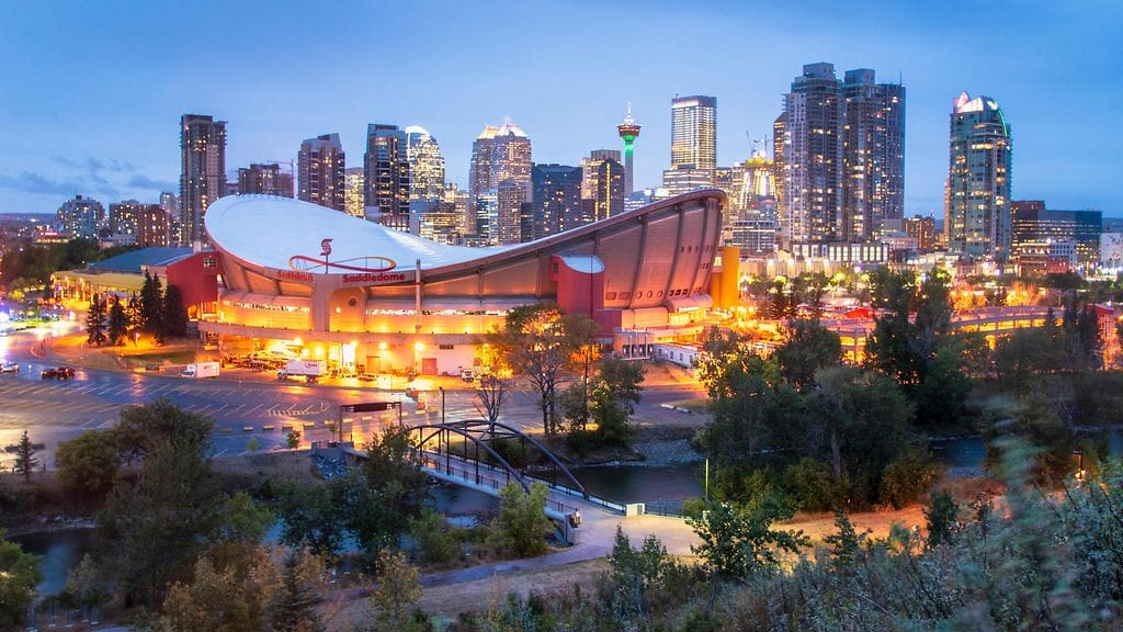 Scotiabank Saddledome illan hämärtyessä.