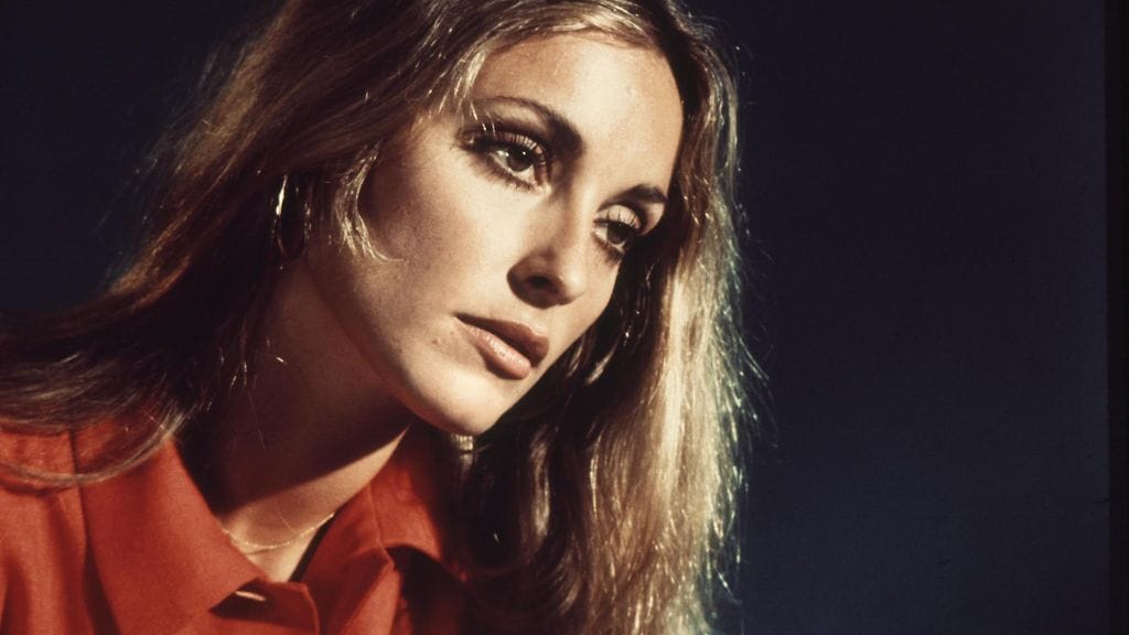 Vogue joutui myrskyn silmään erikoisen kuvatekstinsä vuoksi. Lehti mainosti retromeikkilookia 50 vuoden takaisilla murhilla, kertoo Yahoo.