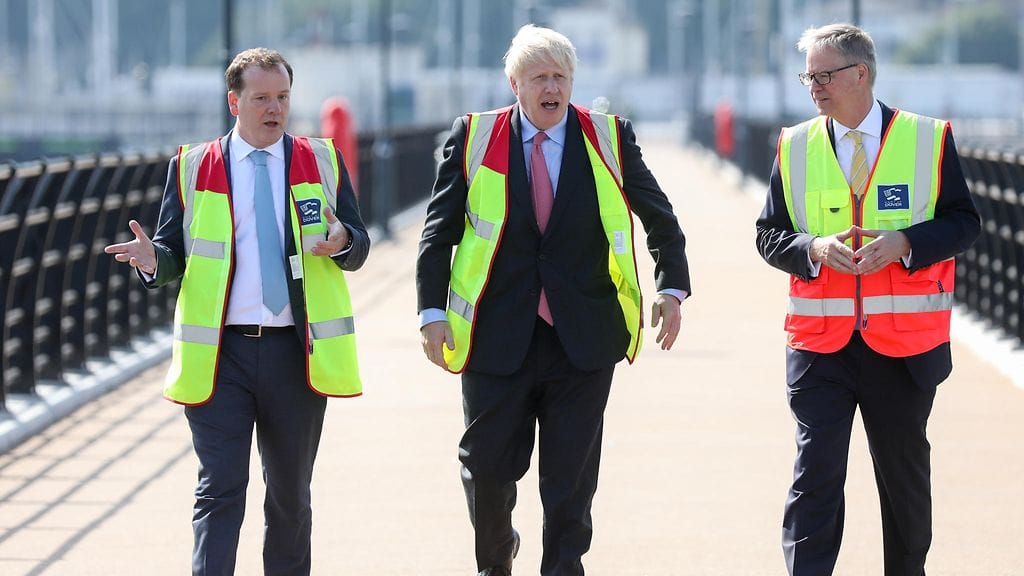 Charlie Elphicke (vasemmalla) ja Boris Johnson tapasivat Donverin sataman toimitusjohtaja Doug Bannisterin osana Johnsonin puheenjohtajakampanjaa.