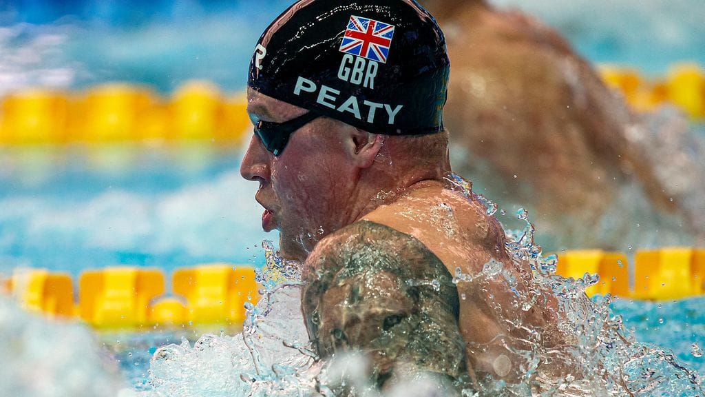 MM-kultaa 100 metrin rintauinnissa napannut Adam Peaty lataa kovaa tekstiä Kiinan Sun Yangista.