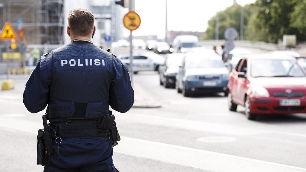 Poliiseja ampumapaikalla Helsingin Hietalahdenkadulla tiistaina 23. heinäkuuta.