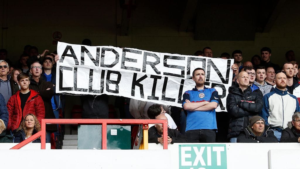 Bolton-fanit protestoivat omistaja Ken Andersonia vastaan.