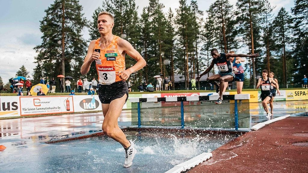 Topi Raitanen hyökkää Jukka Keskisalon kenttäennätyksen kimppuun Joensuussa.