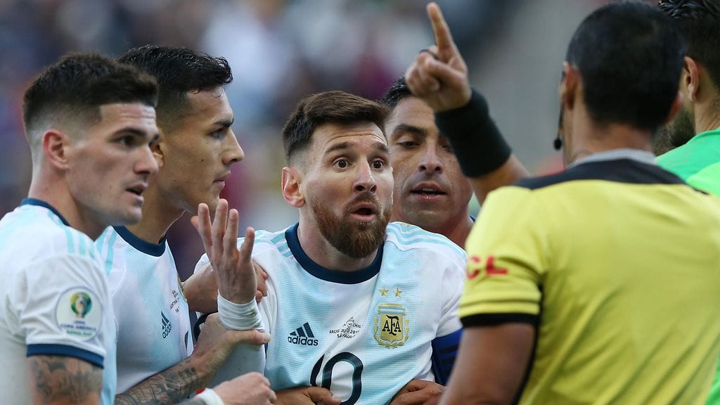 Lionel Messi heitettiin kentältä ulos Copa American pronssiottelussa Chileä vastaan.