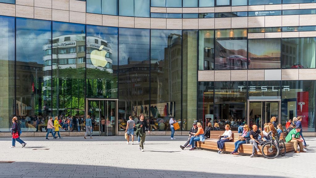 Applen ja Teslan liikkeet vierekkäin Saksan Düsseldorfissa Schadowplatzilla.