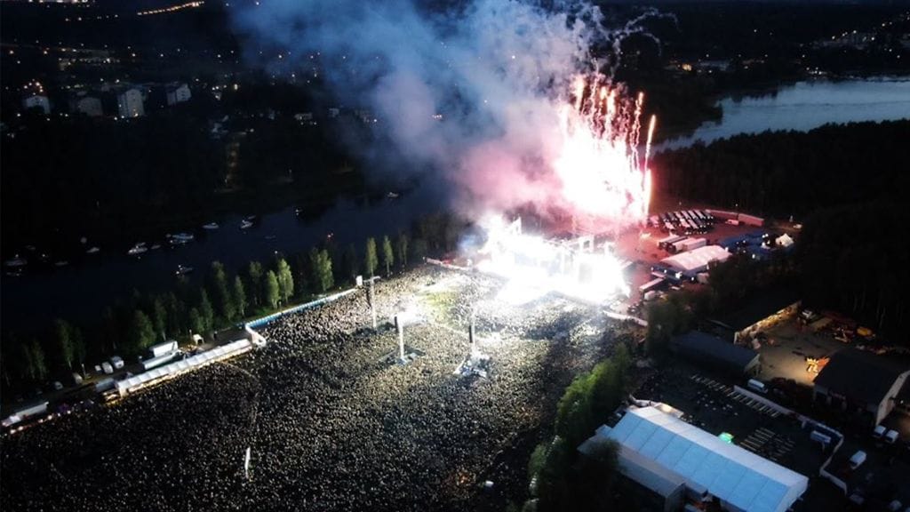 Neljä konserttivierasta saapui Hämeenlinnan Kantolan tapahtumapuistoon hyppäämällä alueelle laskuvarjoilla.