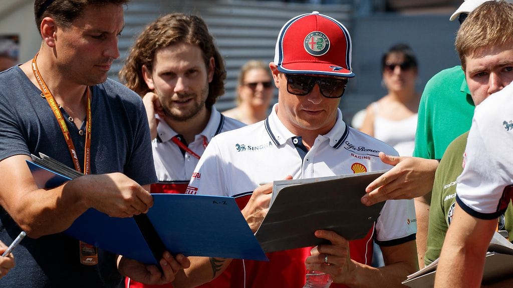 Kimi Räikkönen jakaa nimikirjoituksia Saksassa.