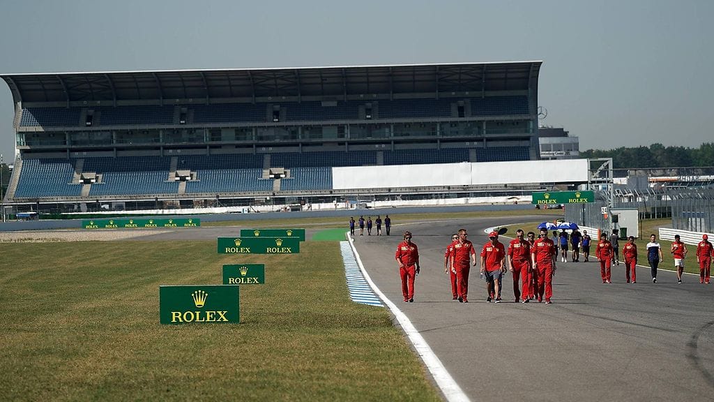 Ferrarin väkeä ratakierroksella Hockenheimissa torstaina.