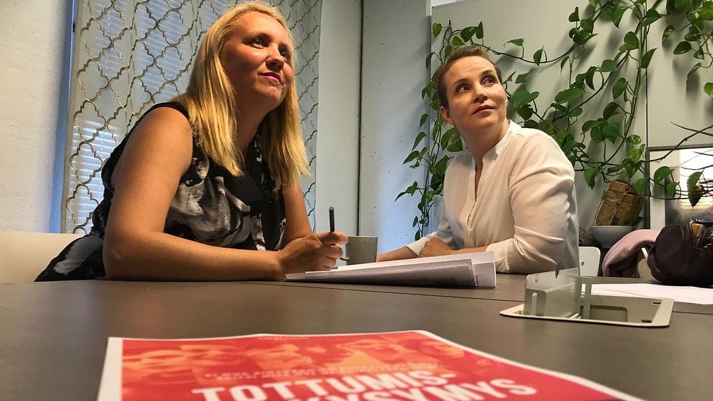 Palkitut elokuvantekijät Elli Toivoniemi ja Kirsikka Saari tuovat yhdessä muiden viiden ohjaajan kanssa syksyn elokuvatarjontaan ajankohtaisen ja puhuttelevan teoksen, joka koskee tekijöiden mukaan kaikkia.