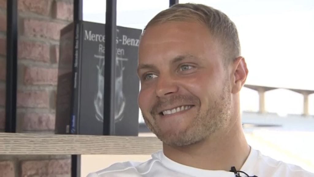 Valtteri Bottas myhäilee kysymykselle jatkosopimuksesta Mercedeksen kanssa.