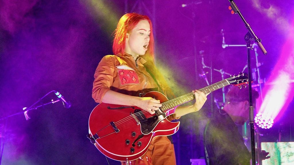 Down By The Laituri -festivaalipäiviä on kolme viime vuoden neljän päivän sijaan. Siitä huolimatta järjestäjät odottava kävijäennätystä. Sanni esiintyi festivaaleilla torstaina.