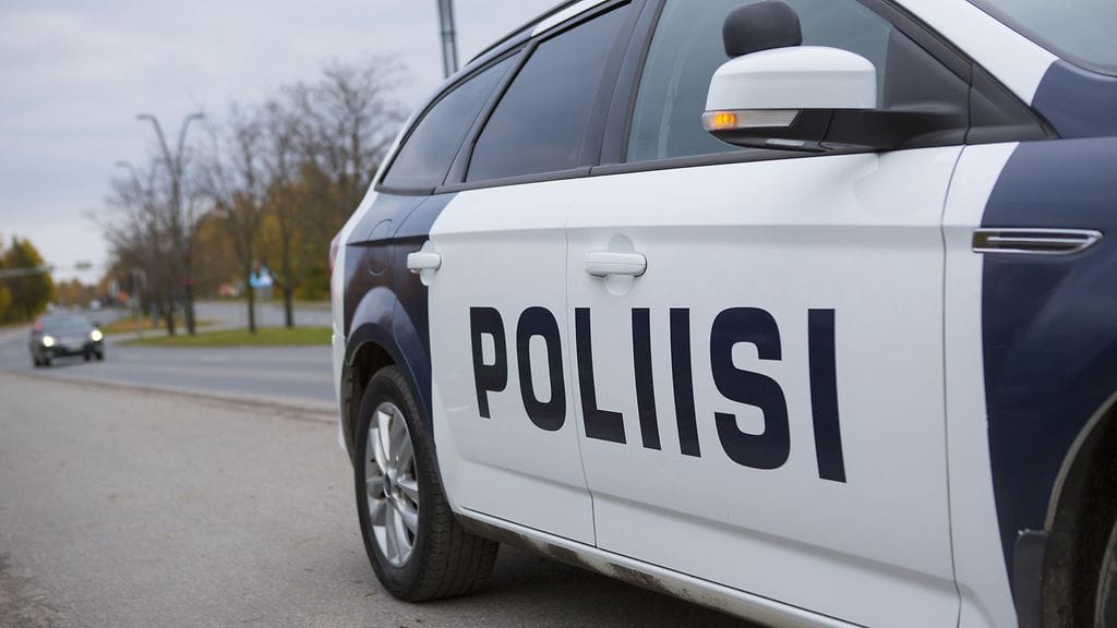 Niin poliisilla kuin kaikilla muillakin hälytysajoneuvoa kuljettavilla on hälytysajossa oikeus poiketa käytännössä kaikista liikennesäännöistä varovaisuutta noudattaen.
