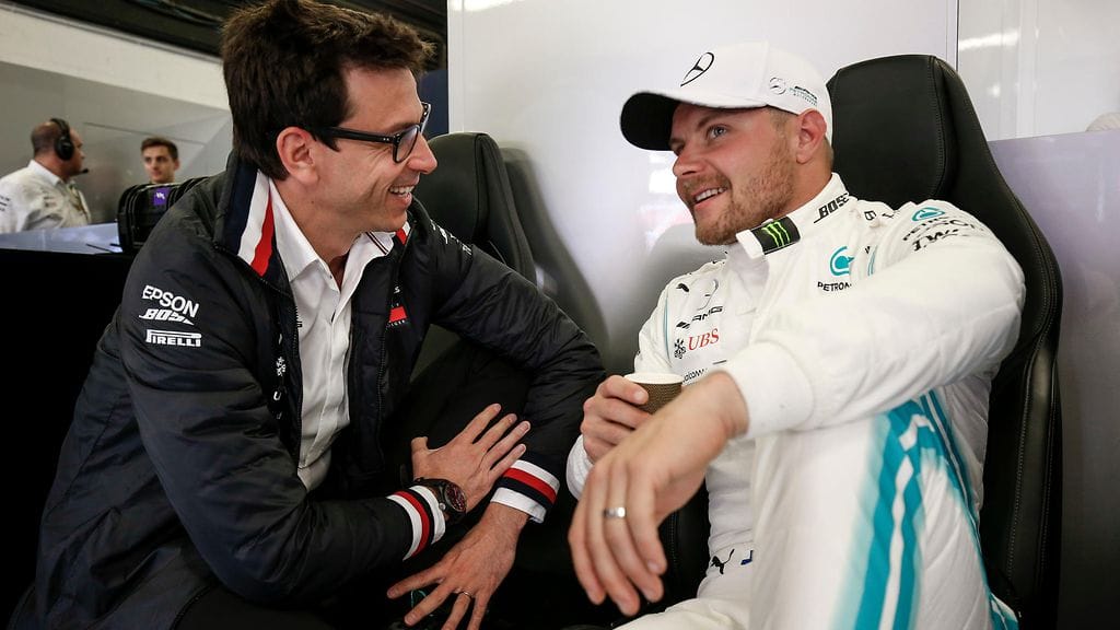 Toto Wolff ja Valtteri Bottas tienaavat medialähteiden mukaan lähes yhtä paljon.