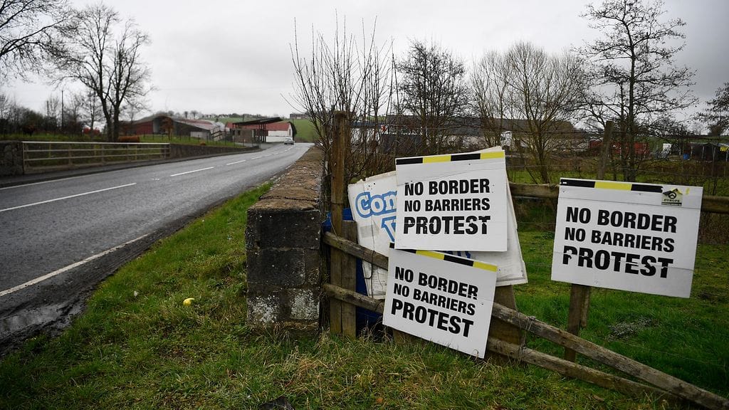 Irlannin ja Pohjois-Irlannin rajan lähettyville pystytettyjä kylttejä, joissa lukee "Ei rajoja, ei esteitä".