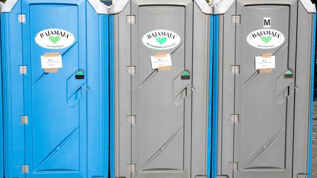 Kaksi bajamajaa on syttynyt, tai sytytetty, palamaan Oulussa Linnakankaan kentällä tänään. Kuvituskuvan huussit eivät liity tapaukseen.