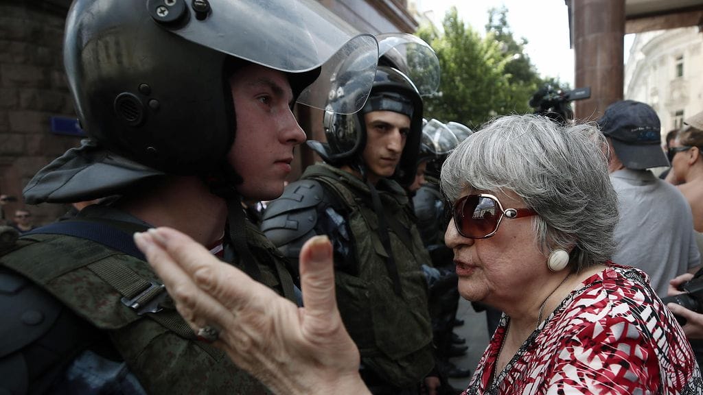 Moskovan kaupungintalolle kerääntyneet mielenosoittajat vaativat vapaita vaaleja.