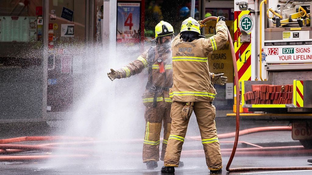 Ravintoloitsija sytytti liikehuoneistonsa tuleen ja puukotti itseään selkään. Kuvituskuva.