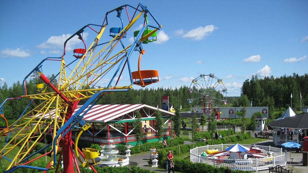 Nokkakiven huvipuisto sijaitsee Laukaan Lievestuoreella.