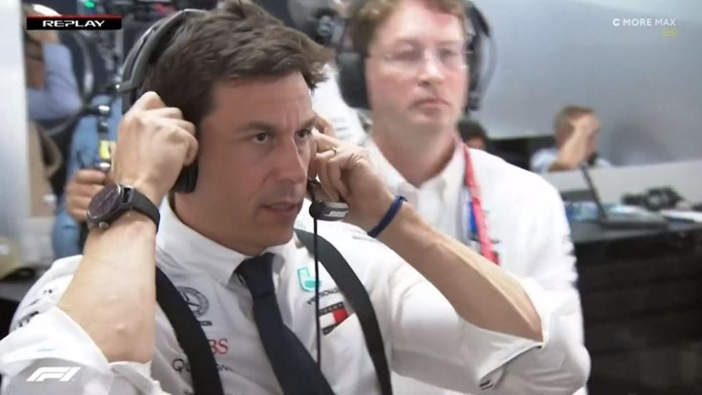 Toto Wolff hakkasi tietokonepöytää Valtteri Bottaksen ulosajon jälkeen.