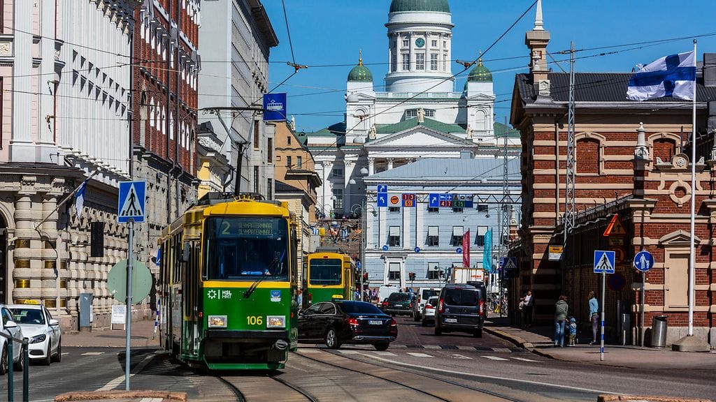Raitiovaunupysäkin lasi hajosi tänään Helsingissä Liisankadulla. Kuvituskuva Helsingistä.