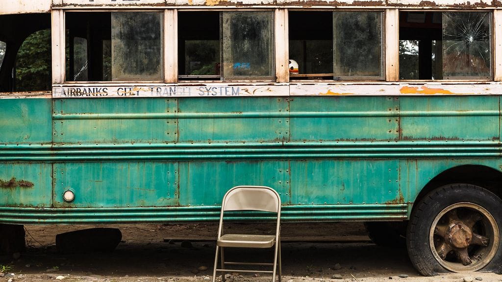 Christopher McCandlessin elämään perustuva elokuva on innoittanut monia matkailijoita löytämään Alaskan erämaassa sijaitsevan hylätyn bussin, jonka sisälle McCandless kuoli vuonna 1992.