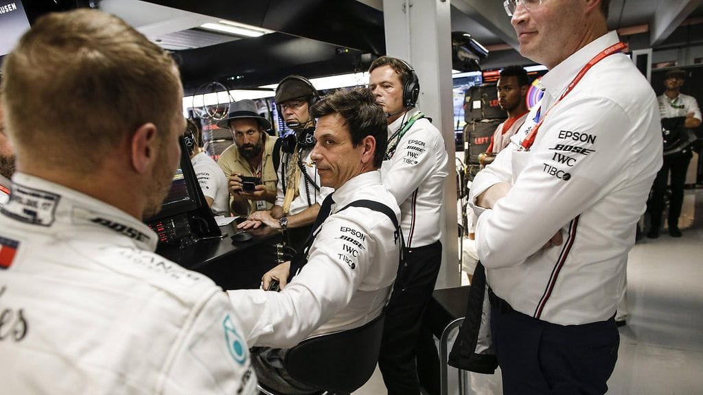 Valtteri Bottas käy pahoittelemassa ulosajoaan Toto Wolffille.