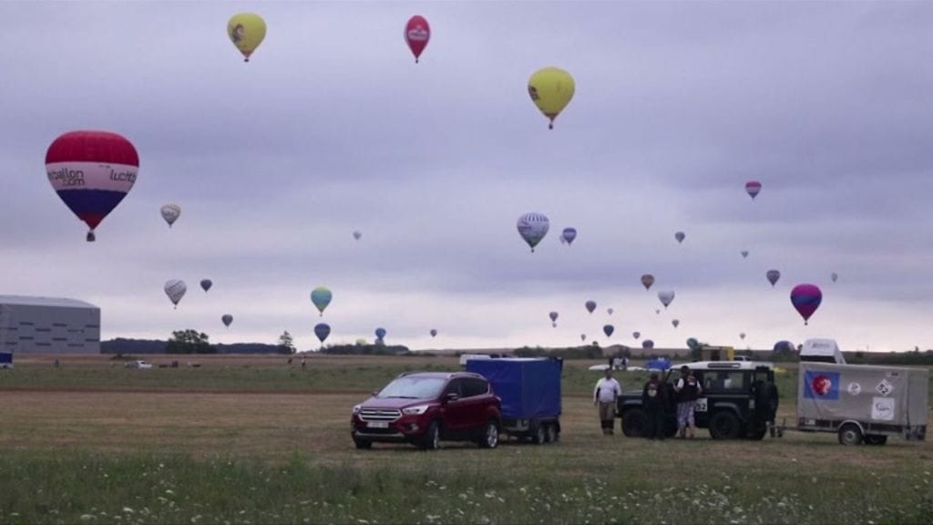 Ranskalainen ilmailufestivaali uskoo tehneensä maailmanennätyksen, kun 500 kuumailmapalloa nousi taivaalle tunnin sisällä.