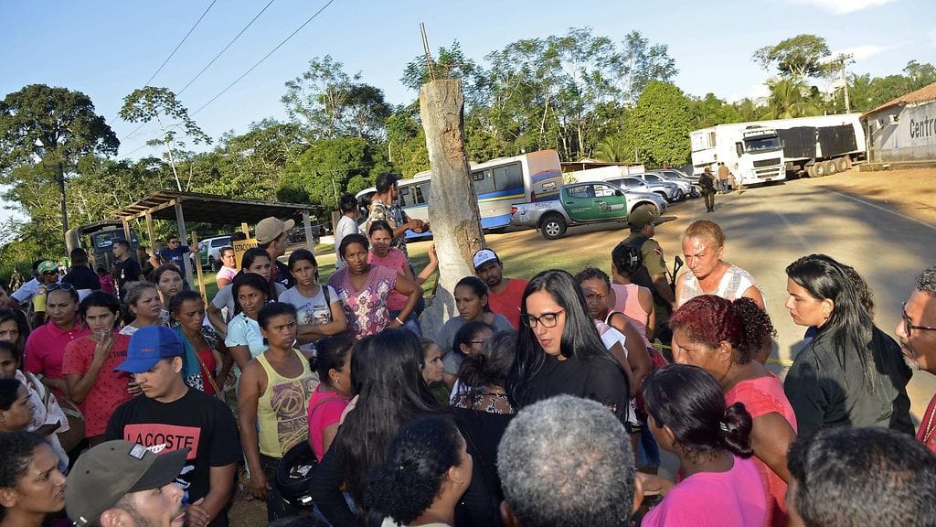 Vankien läheiset odottavat tietoja vankilan ulkopuolella.