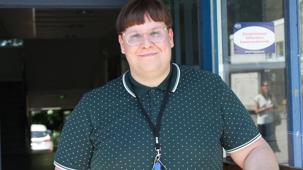 Mikko Penttilä esittää keplottelevaa Nuuttia uutuussarjassa.