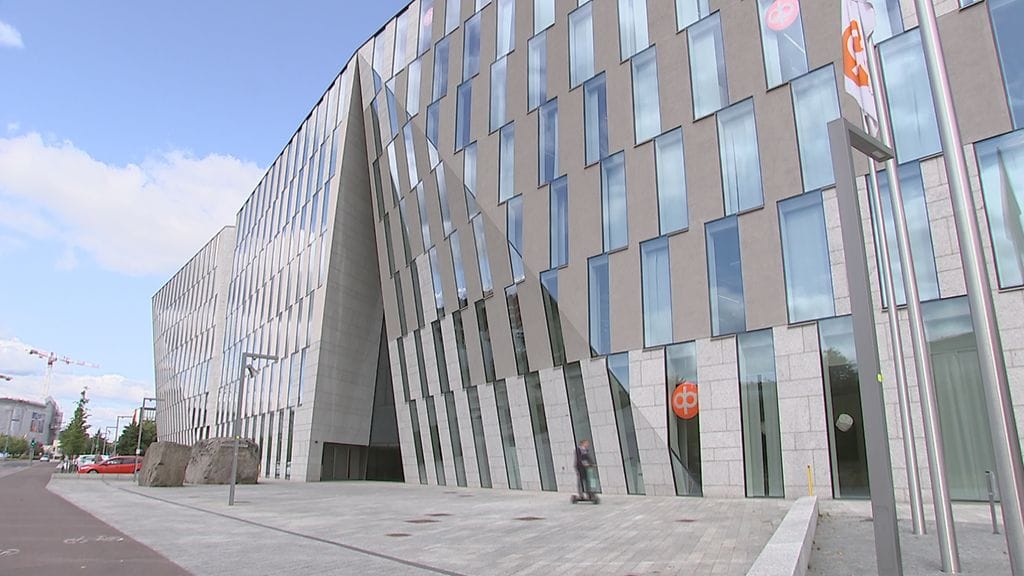 Rohkeista linjoistaan tunnetun OP-ryhmän pääkonttorin pääsuunnittelija on arkkitehti Asmo Jaaksi.