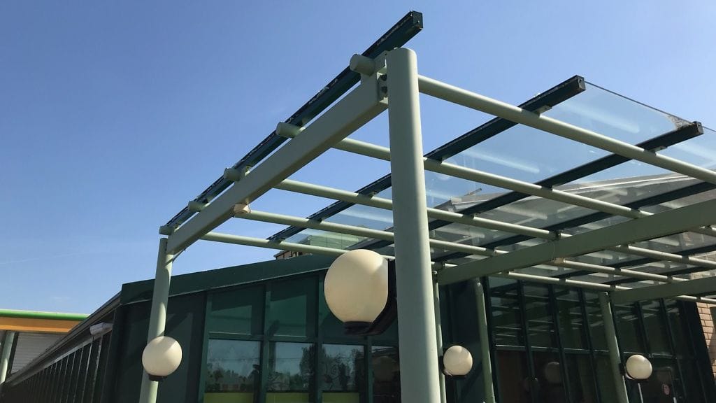 Kuvassa näkee ABC-aseman poksahtaneen lasielementin puuttumisen.