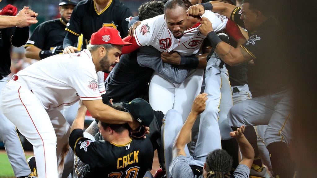 Baseball-ottelussa tunteet kuumenivat kunnolla.