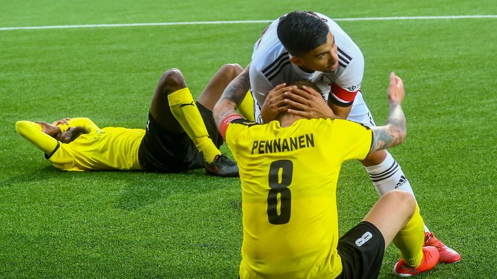 KuPS-kapteeni Petteri Pennanen sai lohtua Legian Andre Martinsilta ottelun jälkeen.