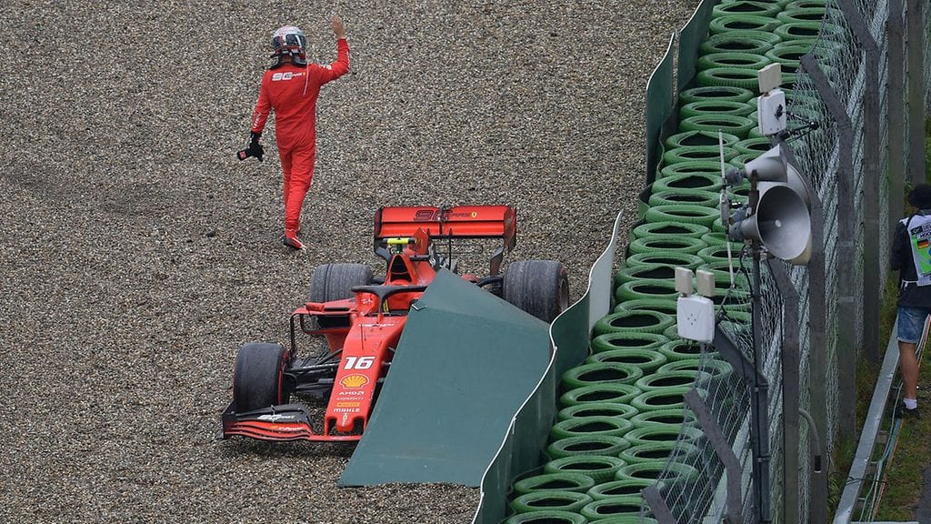 Charles Leclerc lähti autoltaan täysin tietämättä, että Lewis Hamilton oli jyrätä hänet sora-alueella.