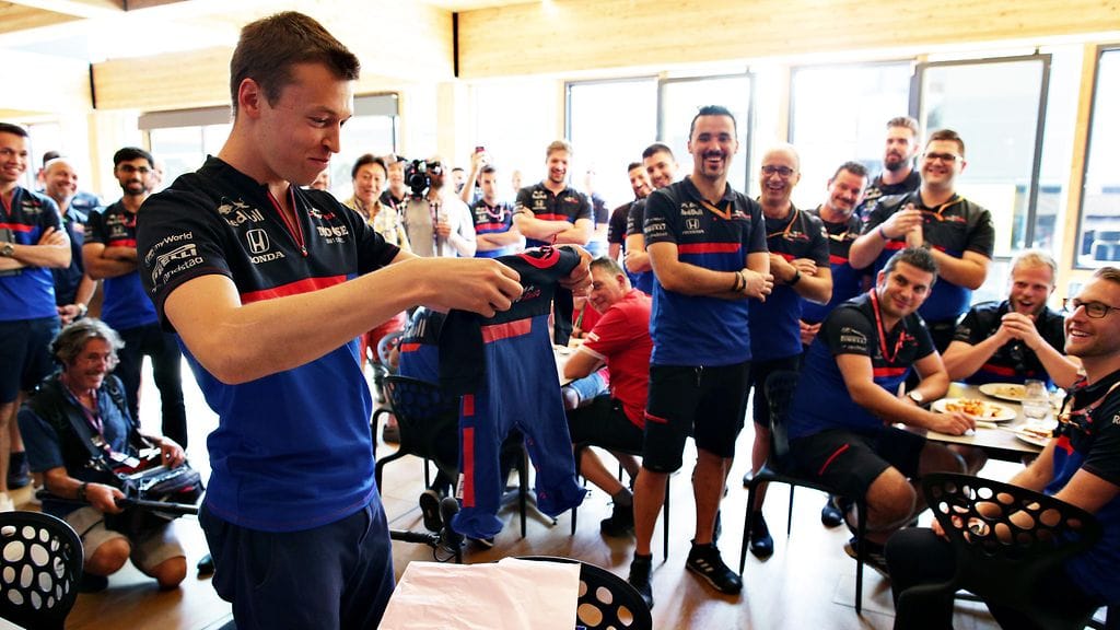 Daniil Kvjat liikuttui saamastaan lahjasta.