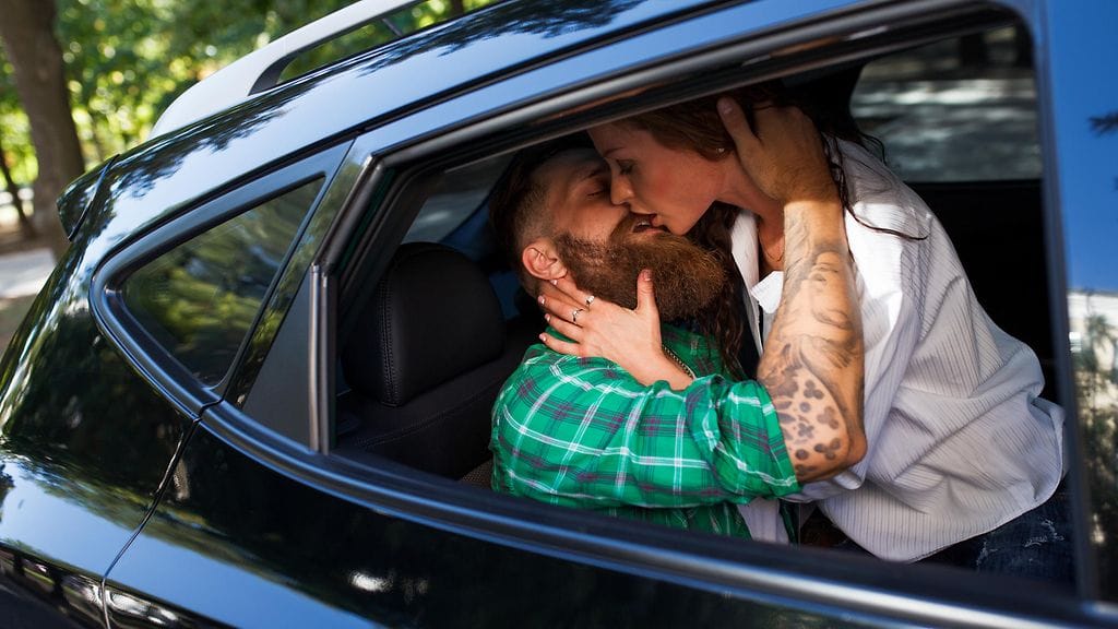 Cosmopolitan muistuttaa, ettei seksiä tule harrastaa liikkuvassa autossa.