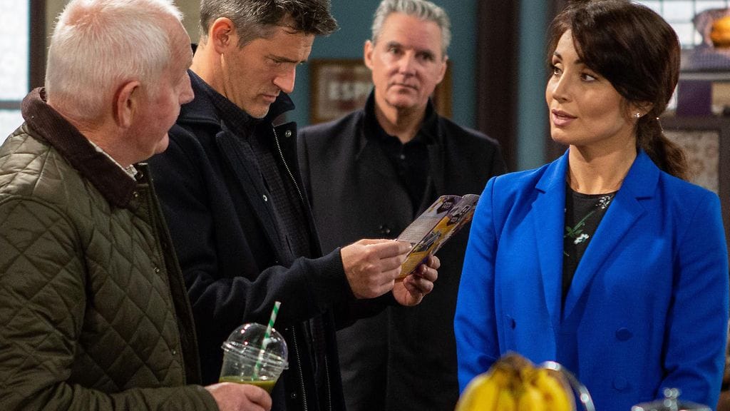 Clive (Tom Chambers), Pollard (Chris Chittell), Leyla Harding (Rokhsaneh Ghawam-Shahidi) ja Frank (Michael Praed) Emmerdale-sarjassa.