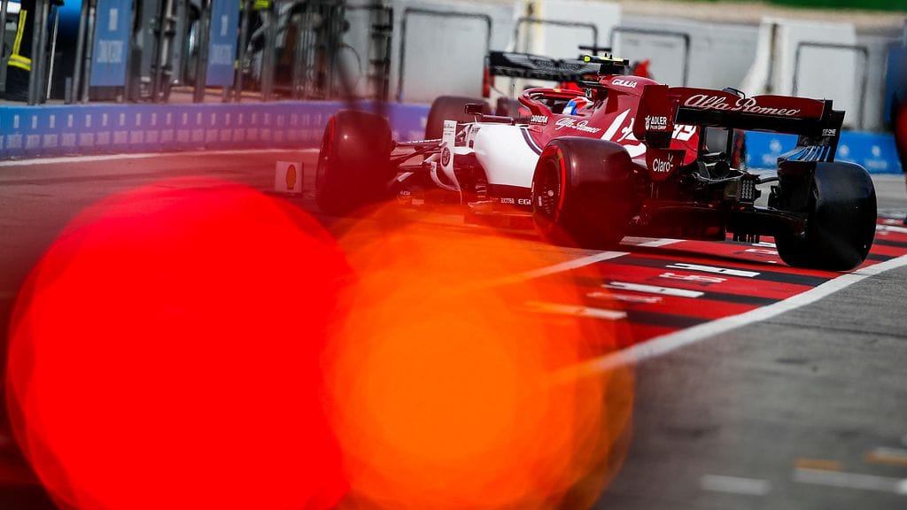 Kimi Räikkönen lähtee matkaan varikolta.