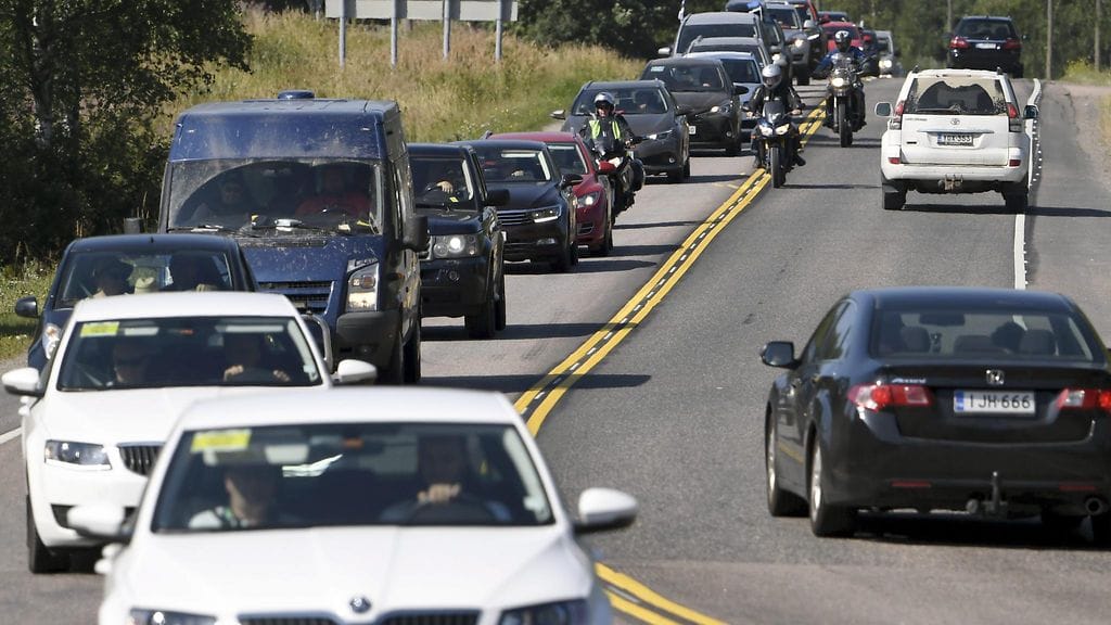MM-rallit ruuhkauttavat liikennettä Jyväskylän seudulla. Kuva liikenneruuhkasta Jämsästä viime vuoden rallien aikaan.